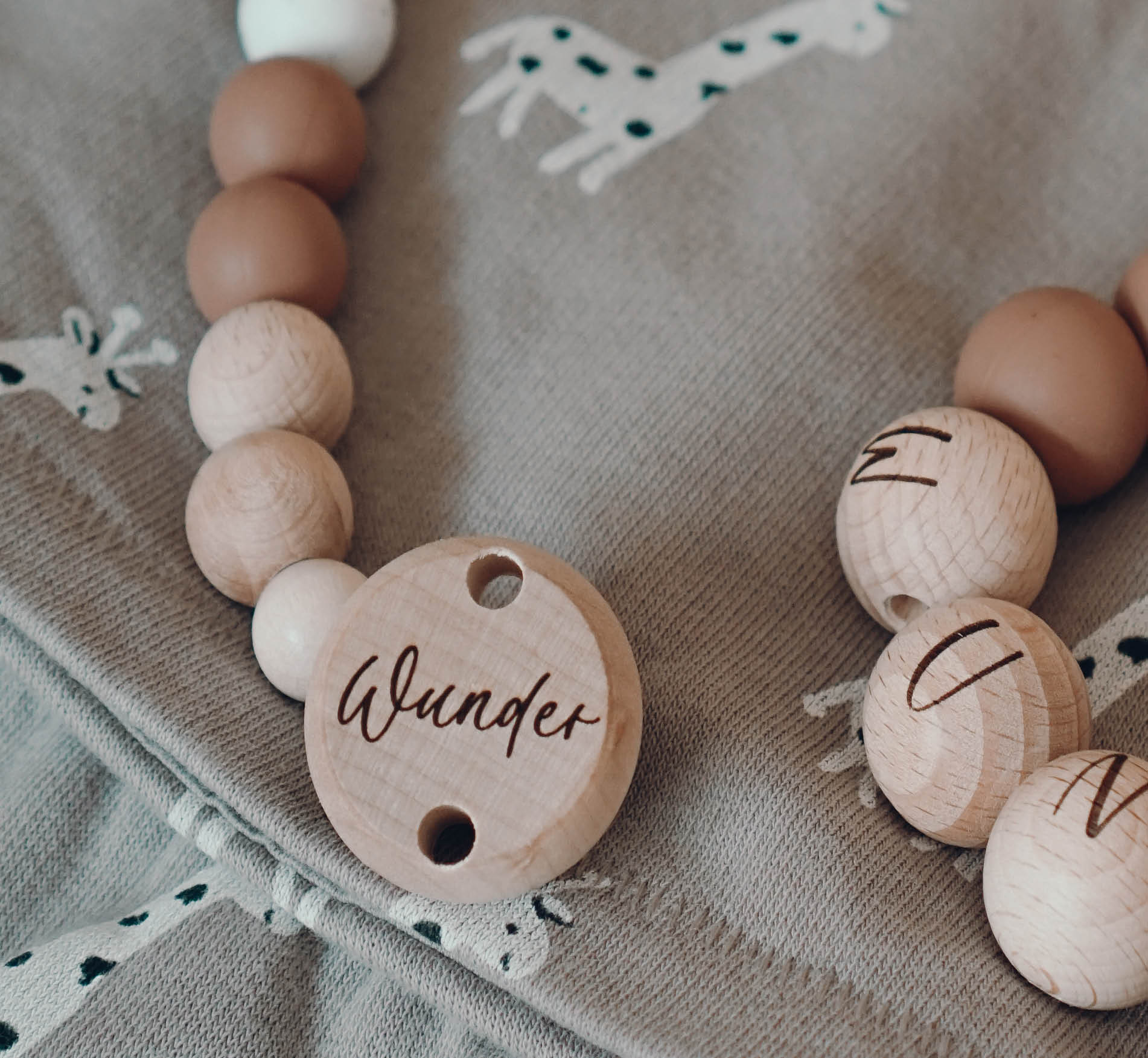 hintsundkunst_schnullerkette_wunder3 hintsundkunst_schnullerkette_wunder3